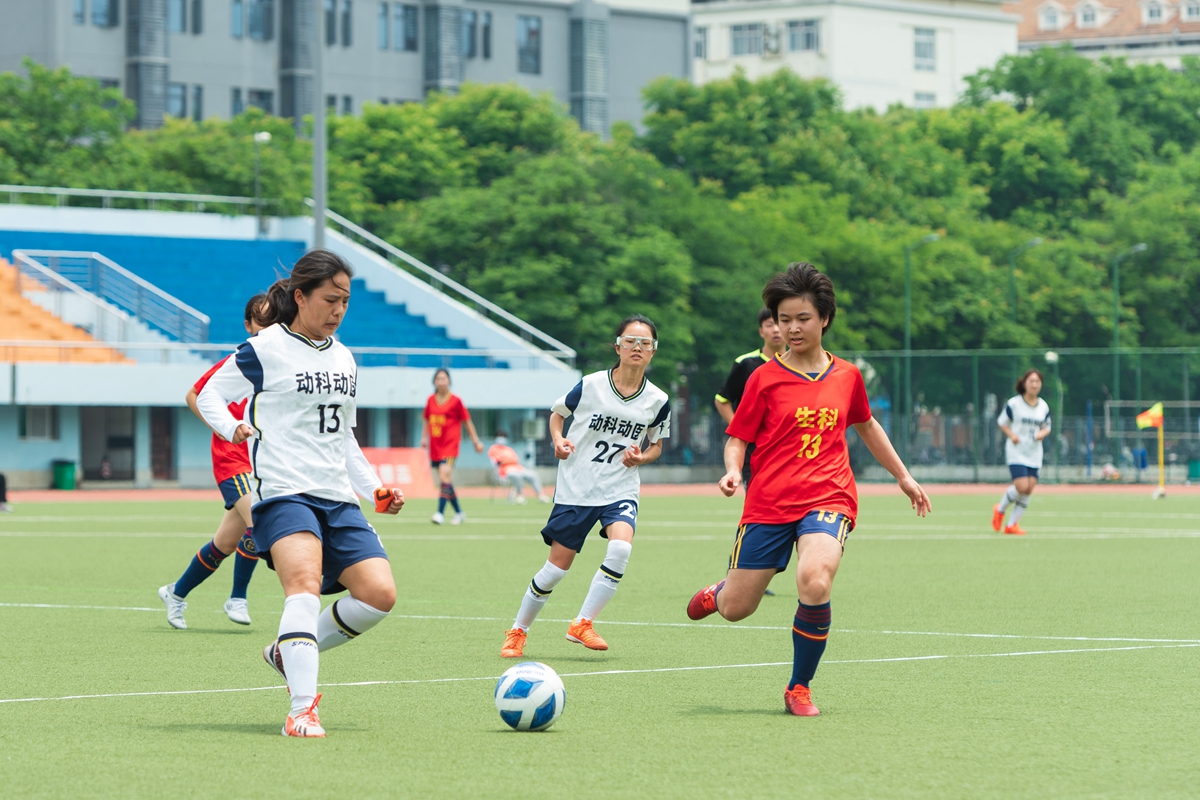 15 围堵(学通社记者 郑景扬 摄)