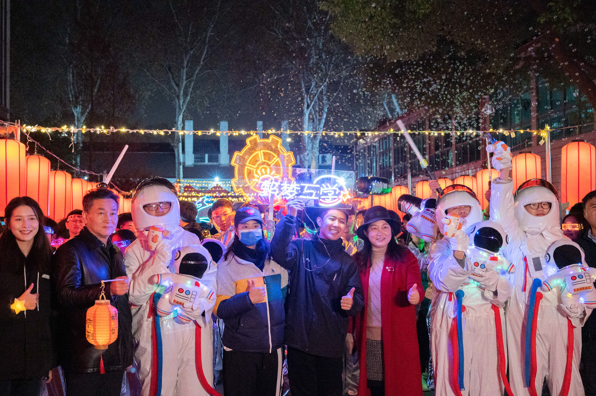 2023年12月31号晚 灯笼路新年巡游科幻主题巡游 (学通社记者 叶建伟 摄）