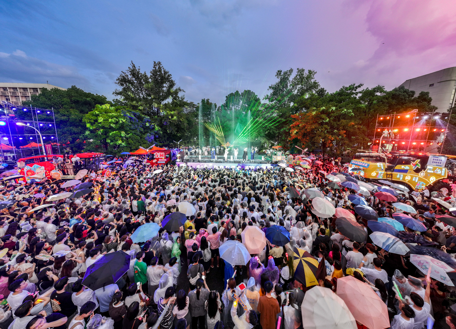 毕业歌会演出现场，台上的同学向台下同学挥手(学通社记者 高言曦 摄)