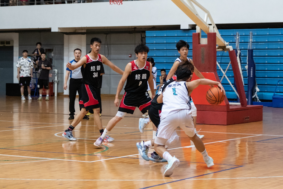 工学院1号遭到阻拦（学通社记者 程希怡 摄）