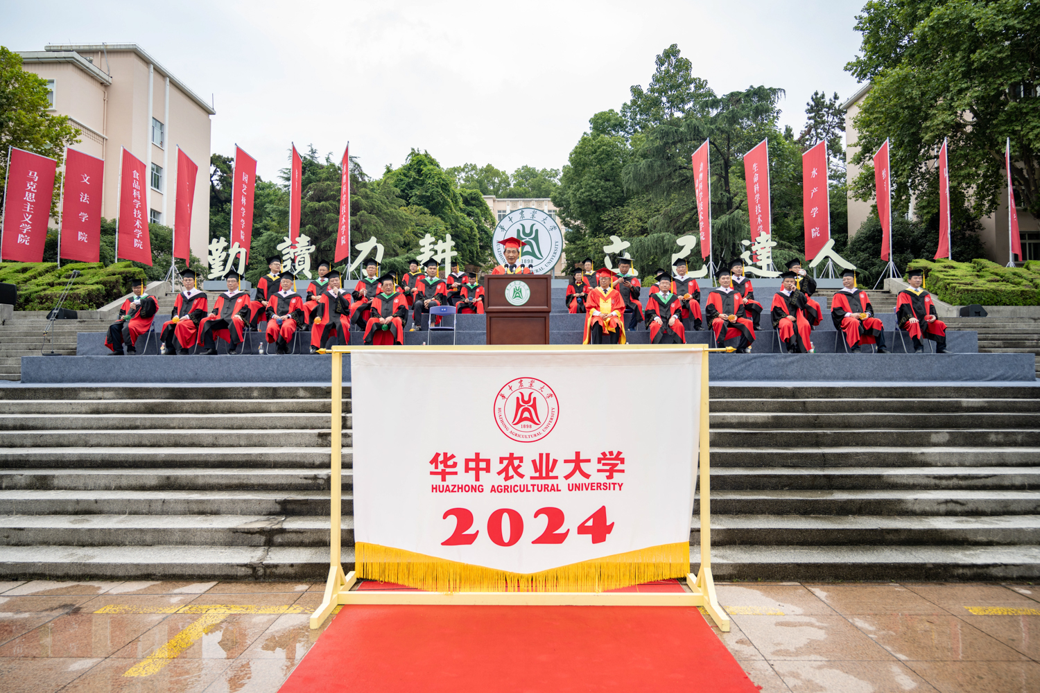 学位授予仪式高翅书记讲话(学通社记者 高言曦 摄)