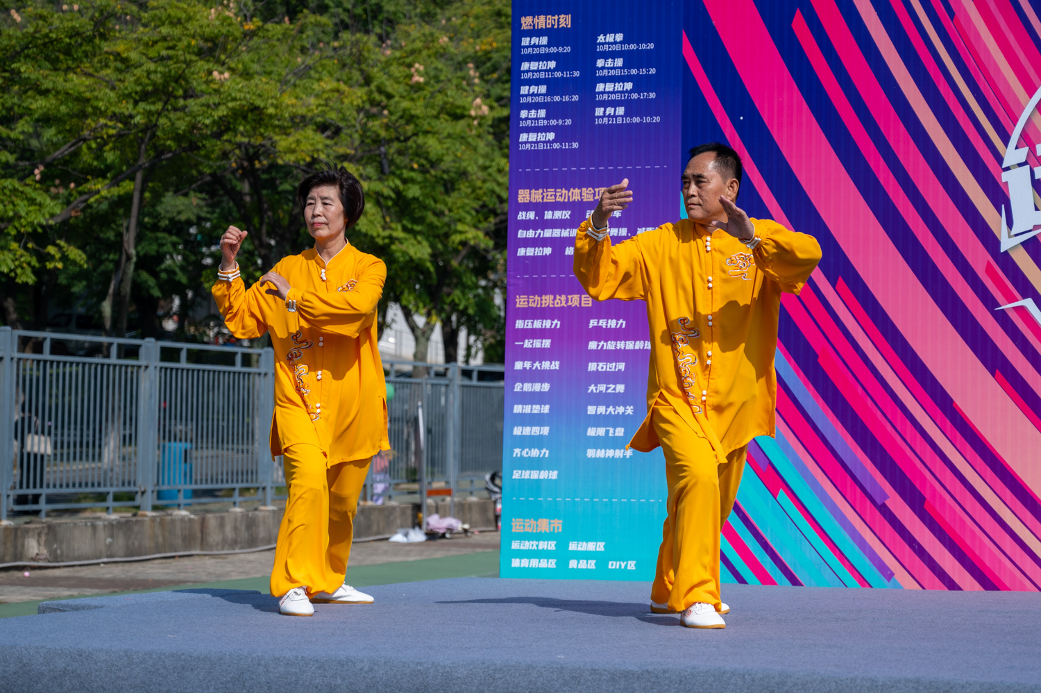 两位老师正表演太极（学通社记者 李泽坤 摄）