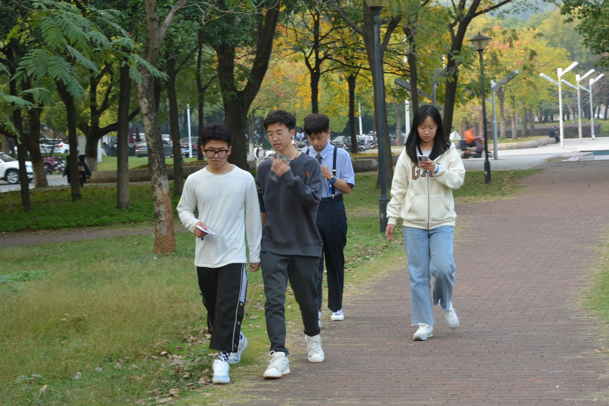 一小组正赶往最终活动地点（学通社记者 韩璐羽 摄）