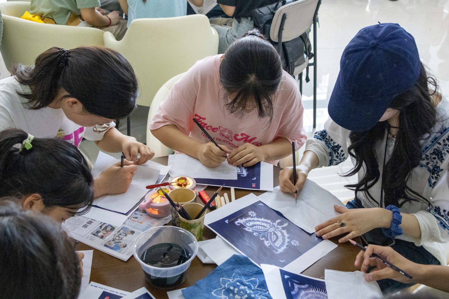 同学们实操蜡染（学通社记者 蒲河嘉 摄）