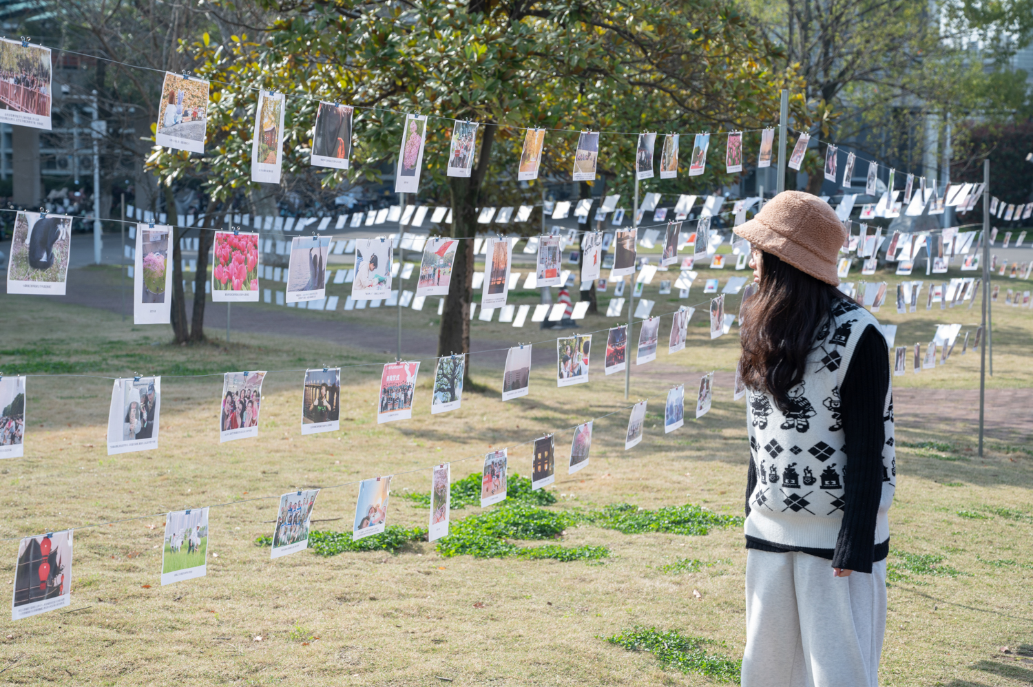 同学认真欣赏“狮山暖忆”照片展(学通社记者 叶建伟 摄）