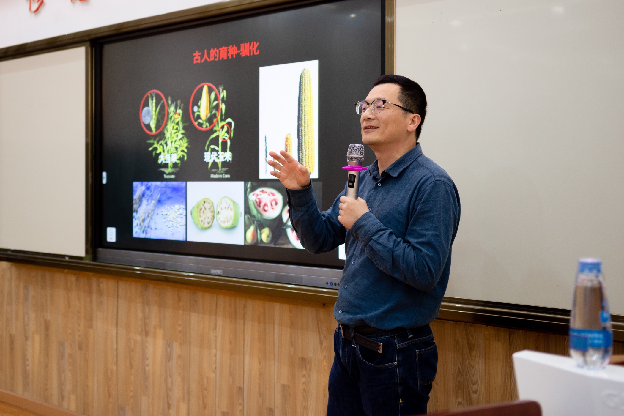 陈浩副教授正在向同学们科普转基因知识（彭雨格 摄）