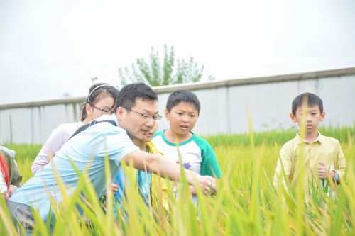 帮助小科学家解答疑惑 郭育琦摄