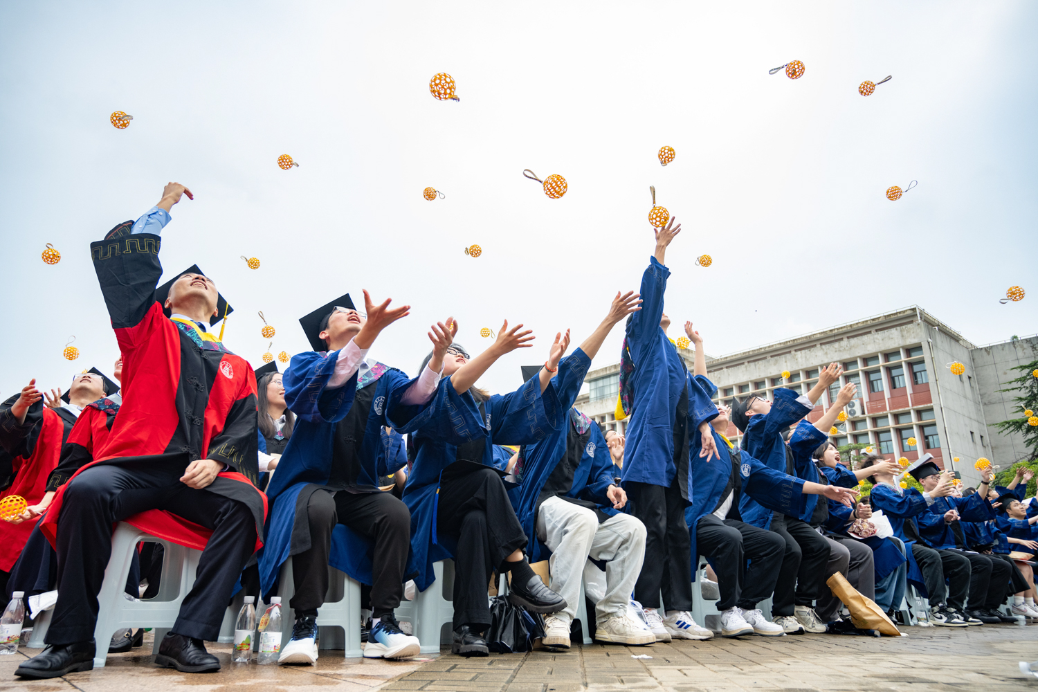 同学与老师们抛起狮山龙珠(学通社记者 高言曦 摄)