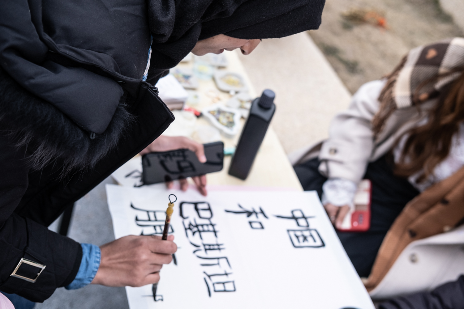 巴基斯坦国际生写下祝福（学通社记者 吴渺 摄）