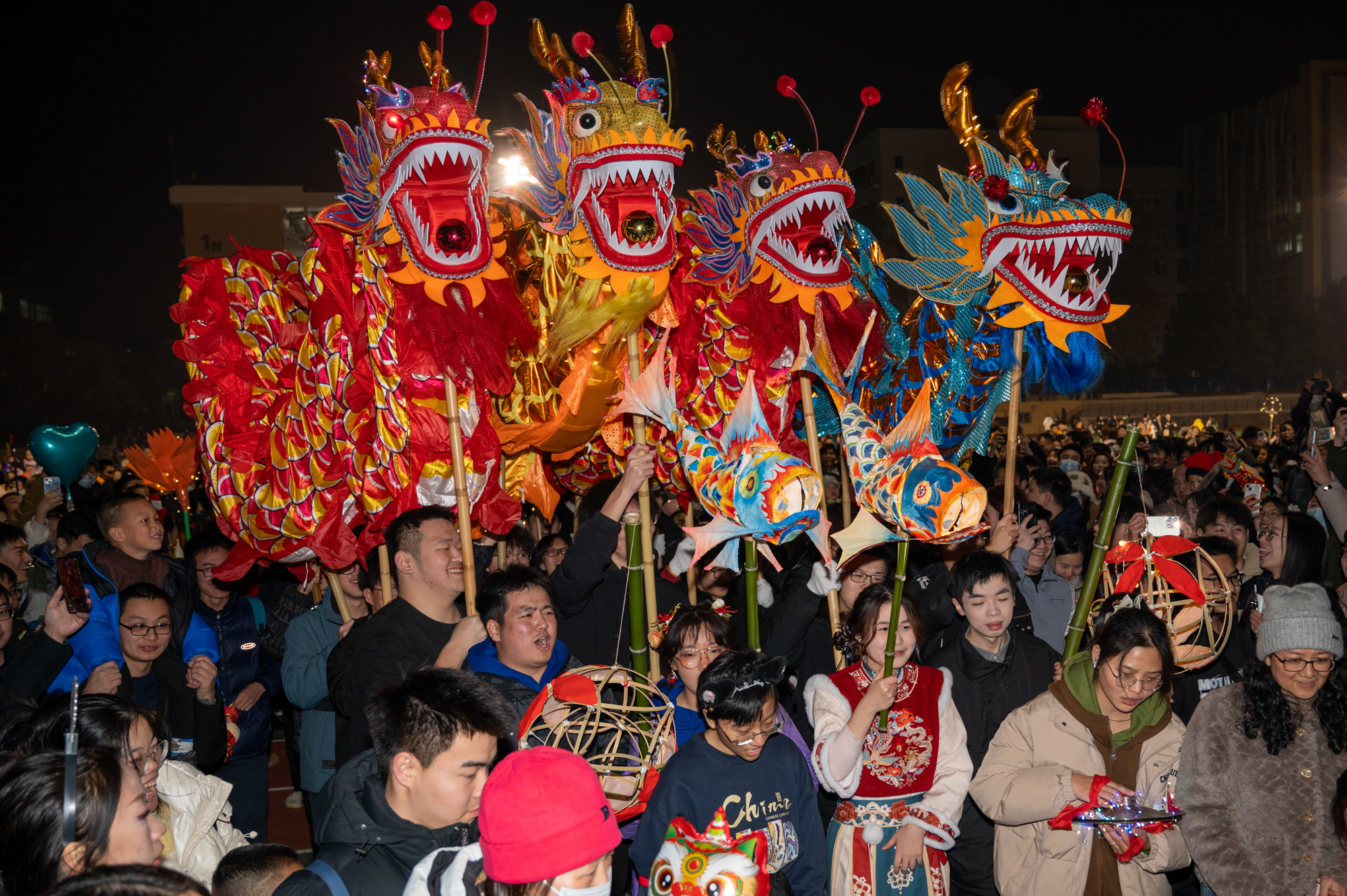 2023年12月31日晚20：00，游行“狮吼龙腾缘盛世”队于一运准备开始游行1（学通社记者 李泽坤 摄）