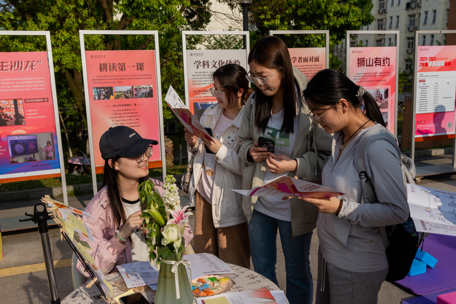 伙伴计划处工作人员为同学们介绍相关信息（学通社记者 魏雨城 摄）