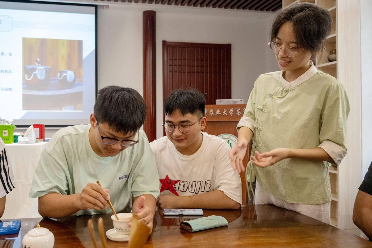 新生在体验茶艺（学通社记者 王博炜 摄）