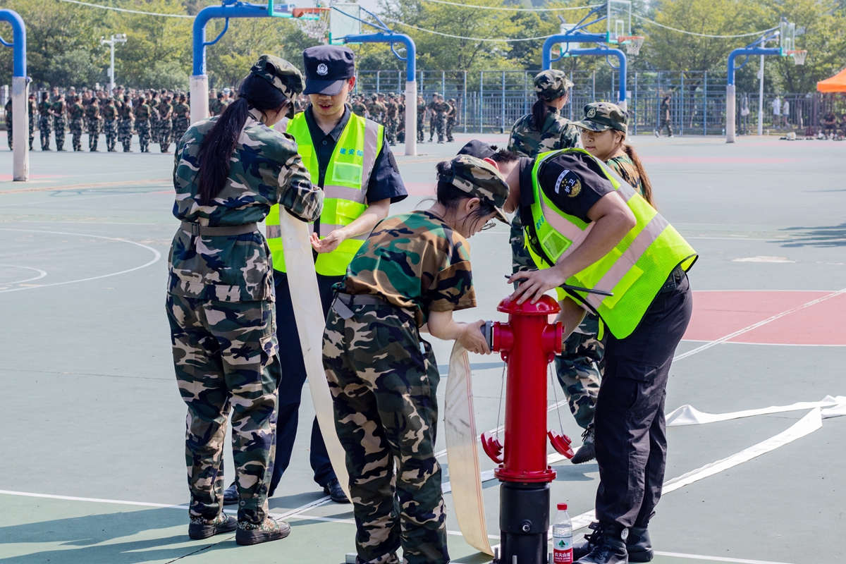 同学正在学习使用消防栓（学通社记者 程希怡摄 ）