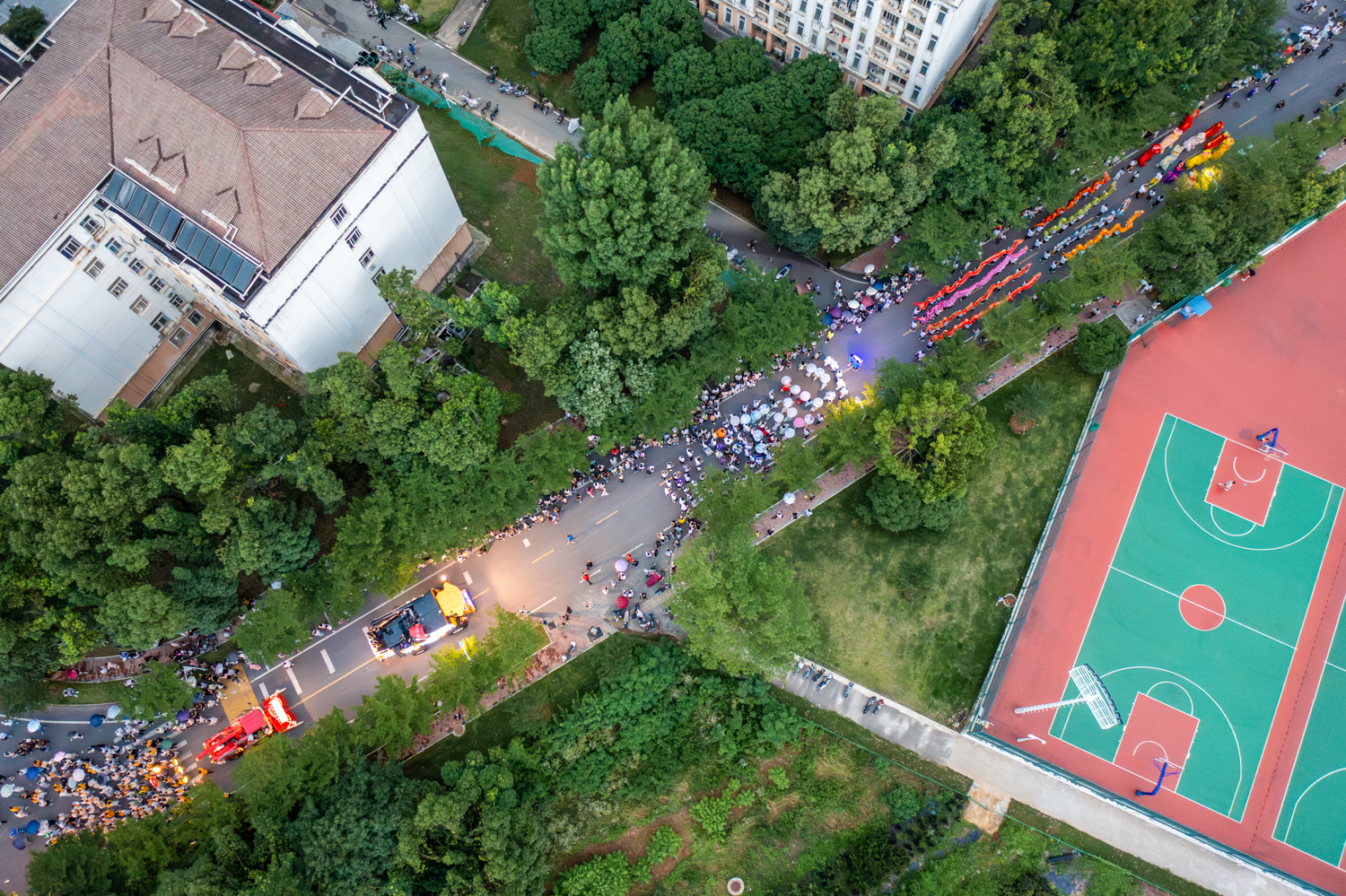 钢铁长龙出发（学通社记者 周全 摄）