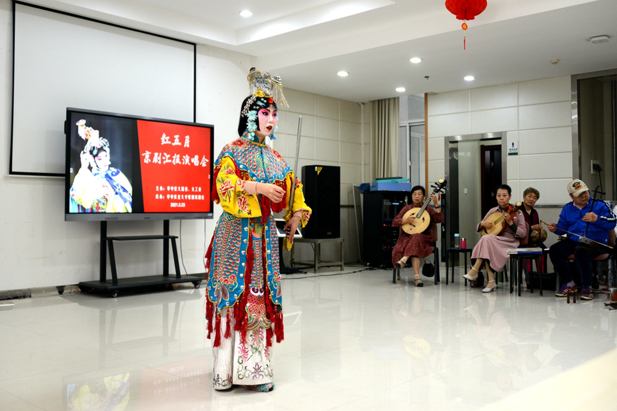 《霸王别姬》彩唱（学通社记者 栾瑷林 摄）