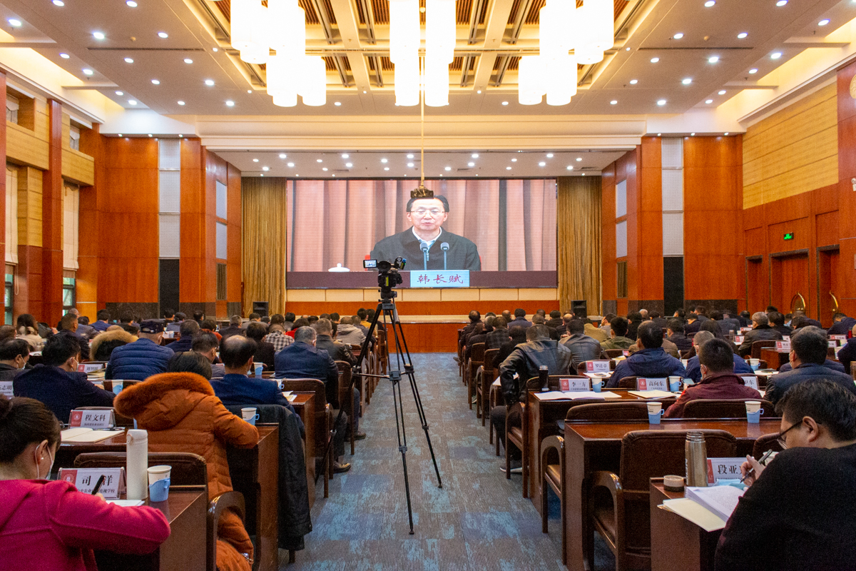 观看张长赋主任十九届五中全会视频全景（学通社记者 李思祺 摄）