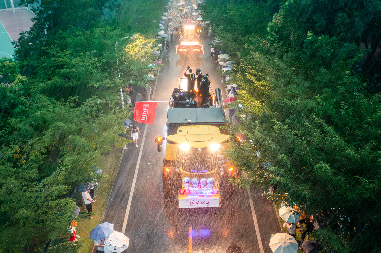 暴雨中出发的“大黄蜂”（学通社记者 周全 摄）