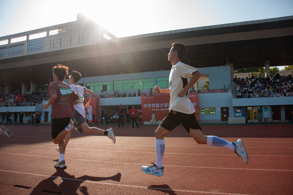 男子800m决赛（学通社记者 张槟蛘 摄） (5)