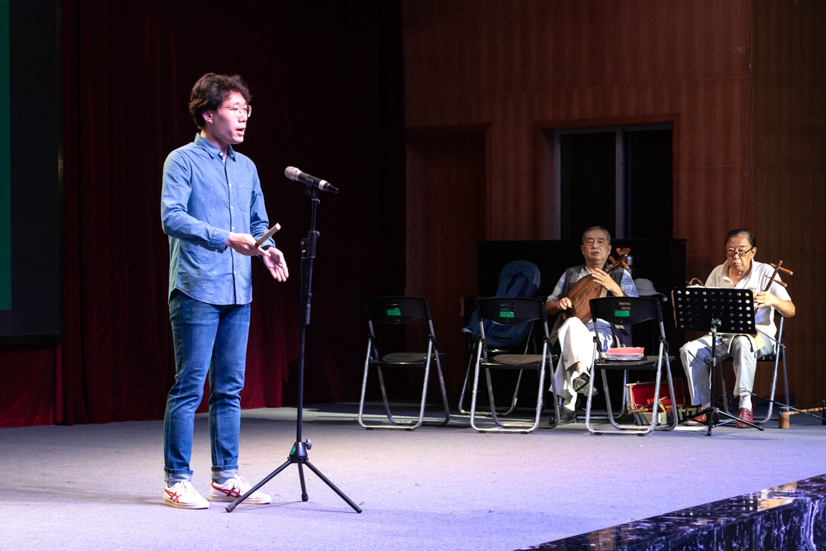 梨园戏剧社的袁境择同学表演京剧《珠帘寨》【学通社记者 周丹丹 摄】_副本