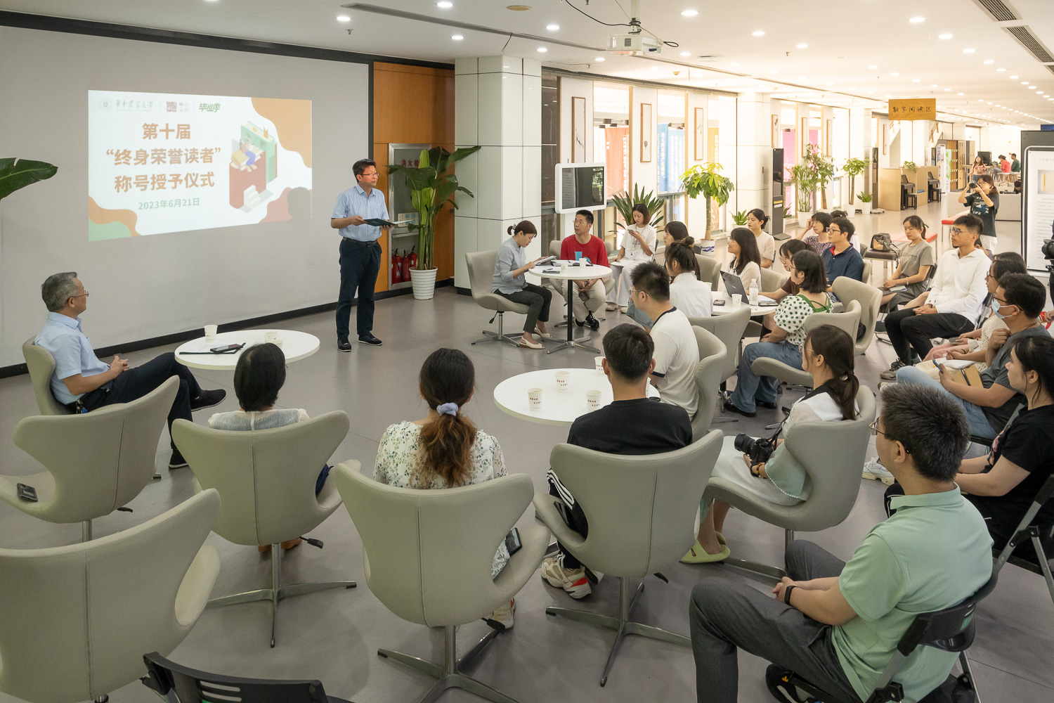 会场全景(左)(学通社记者 郑景扬 摄)