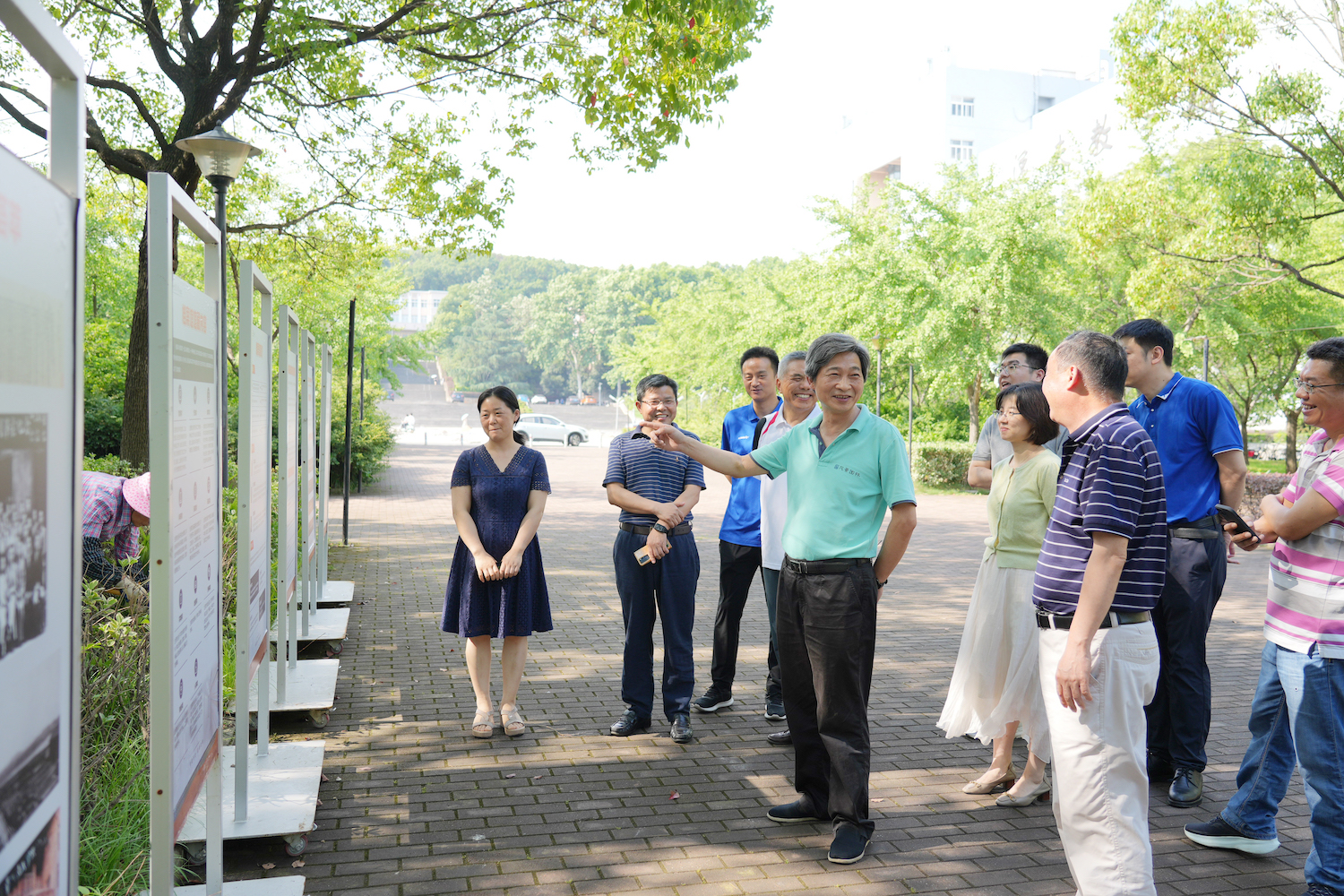 高翅携学校办公室一行参观展览（记者 晏华华 摄）