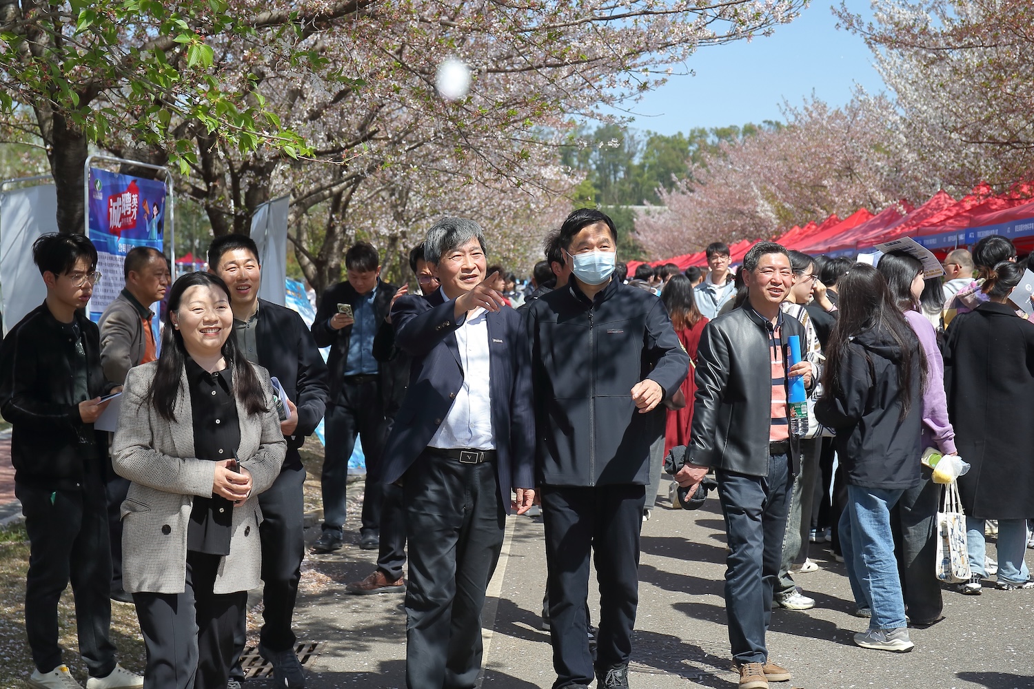 党委书记高翅、副书记王从严到现场指导就业工作（侯国涛 摄）