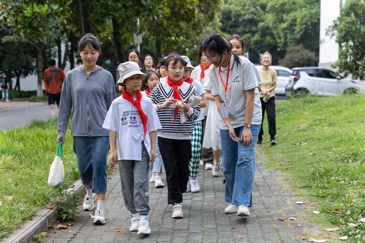 讲解员与学生亲切交流