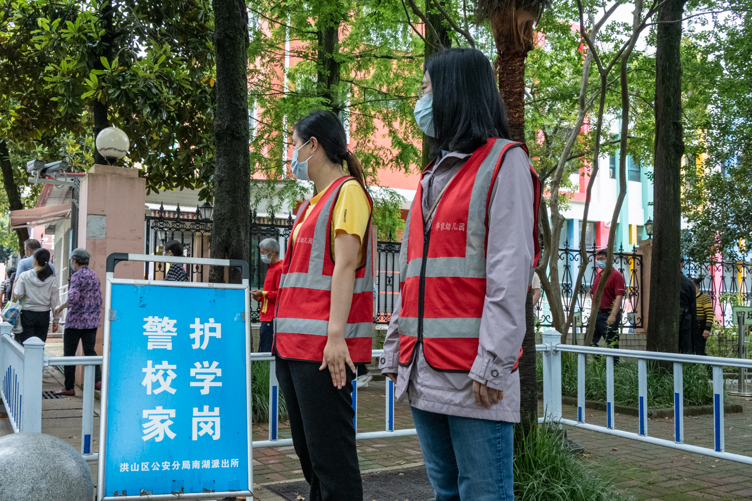 幼儿园门口参与护学的家长（学通社记者 呼博洋 摄）-7