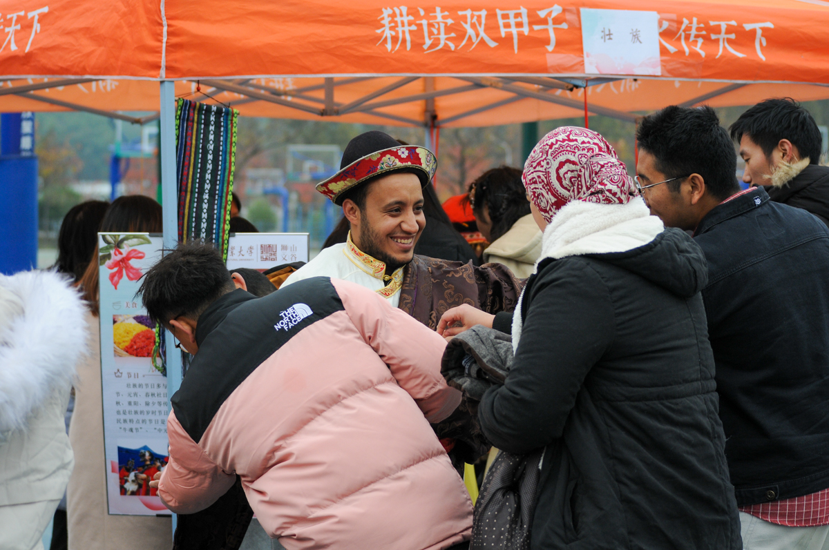 外国人体验中国少数民族服饰【学通社记者 严汉翀 摄】