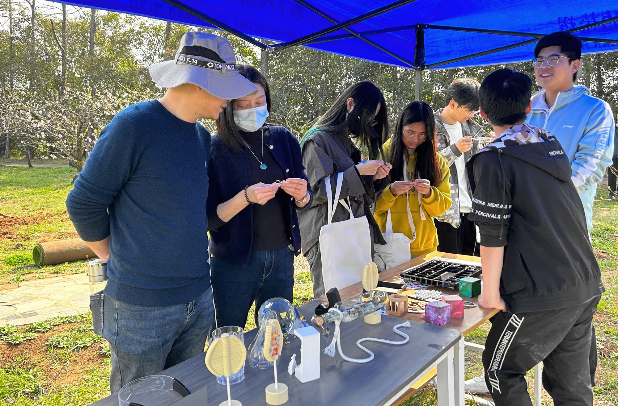 师生们兴致勃勃地体验数学游戏（记者 匡敏 摄）