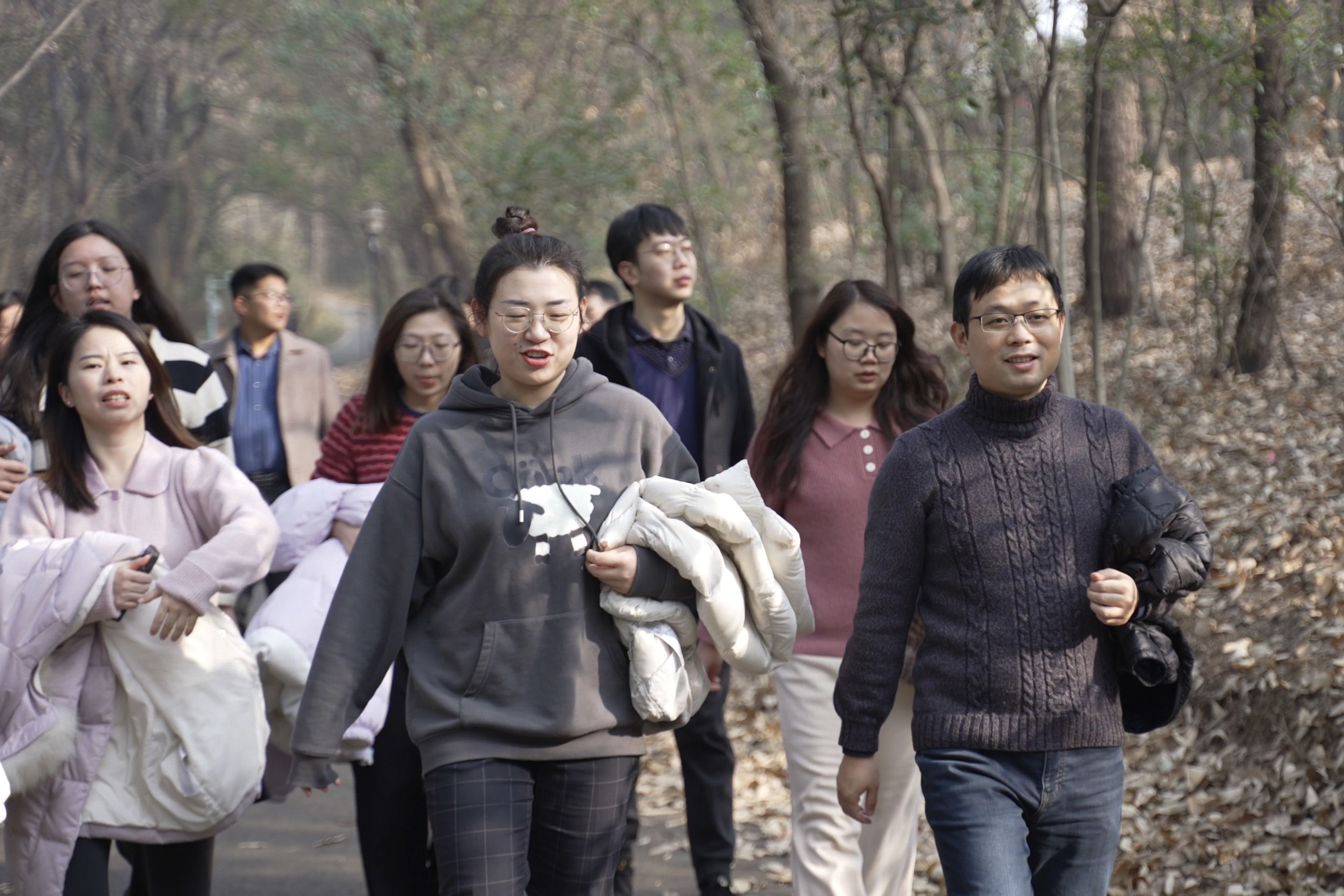 彭楠与学生在狮山绿到徒步