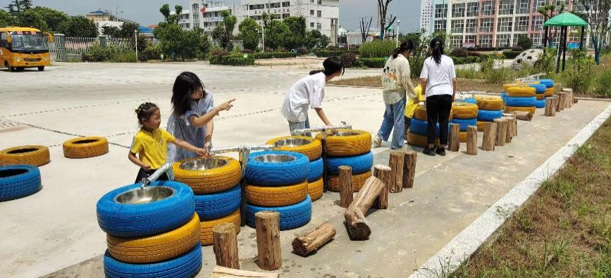 孩子们在户外游戏（文法学院 供图）