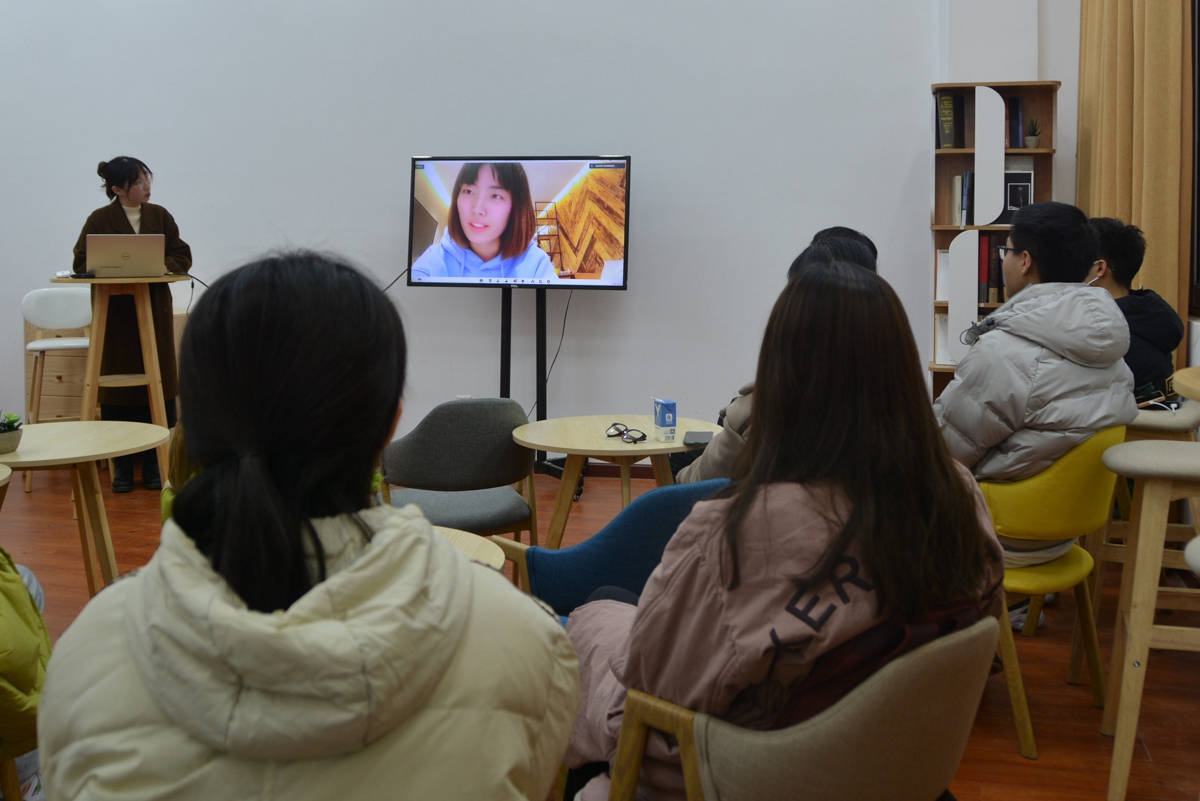 同学们听周士月分享自己的志愿者经历（学通社记者 韩璐羽 摄）