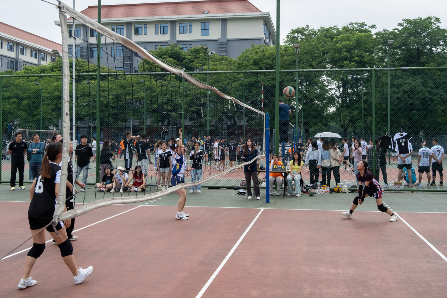 文法学院与信息学院（学通社记者 王博炜 摄）