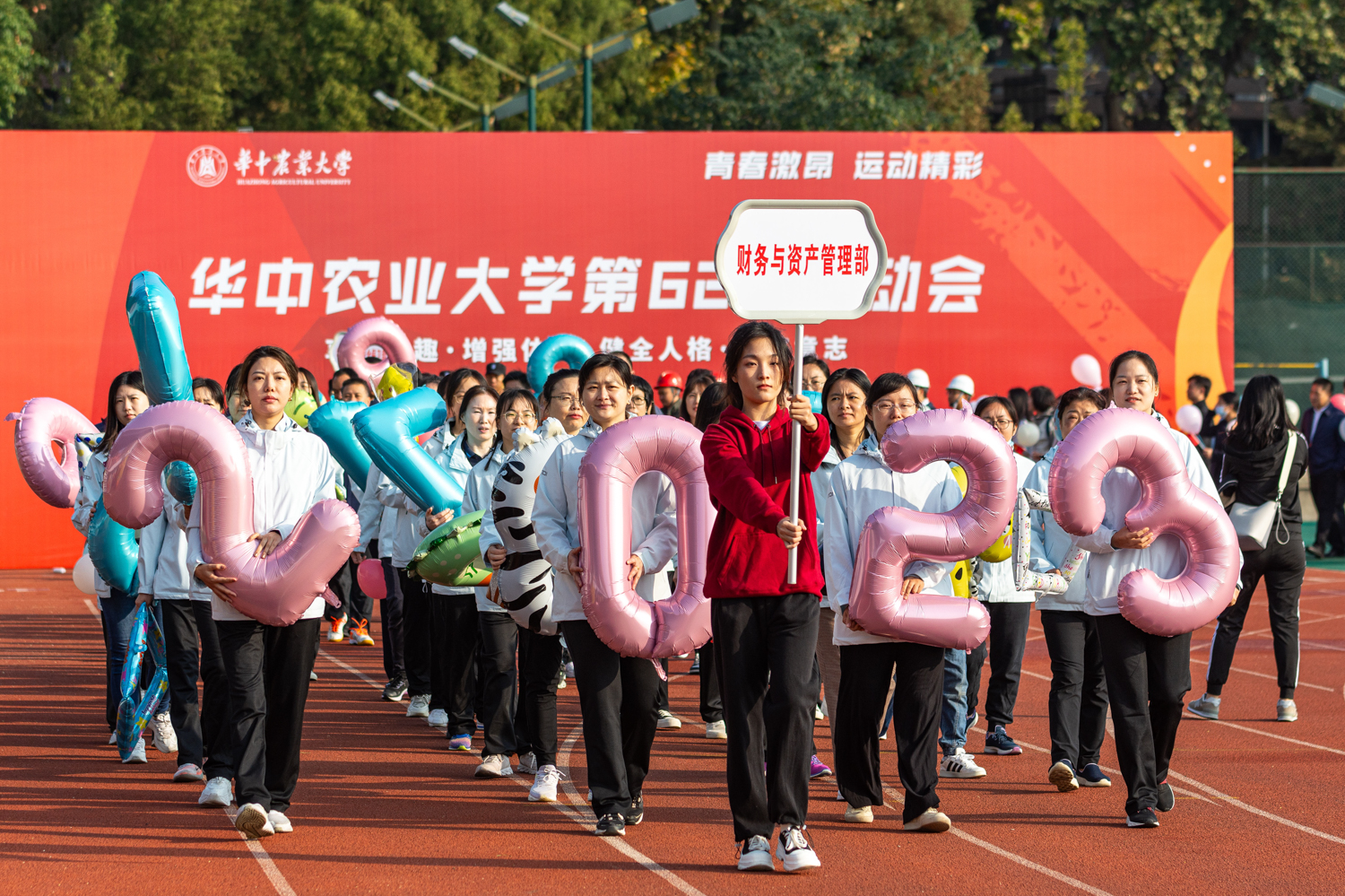 财务与资产管理部方队（学通社记者 周仁杰 摄）