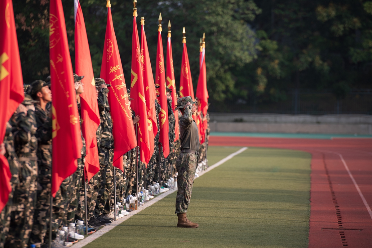 向国旗敬礼(学通社记者 郑景扬 摄)