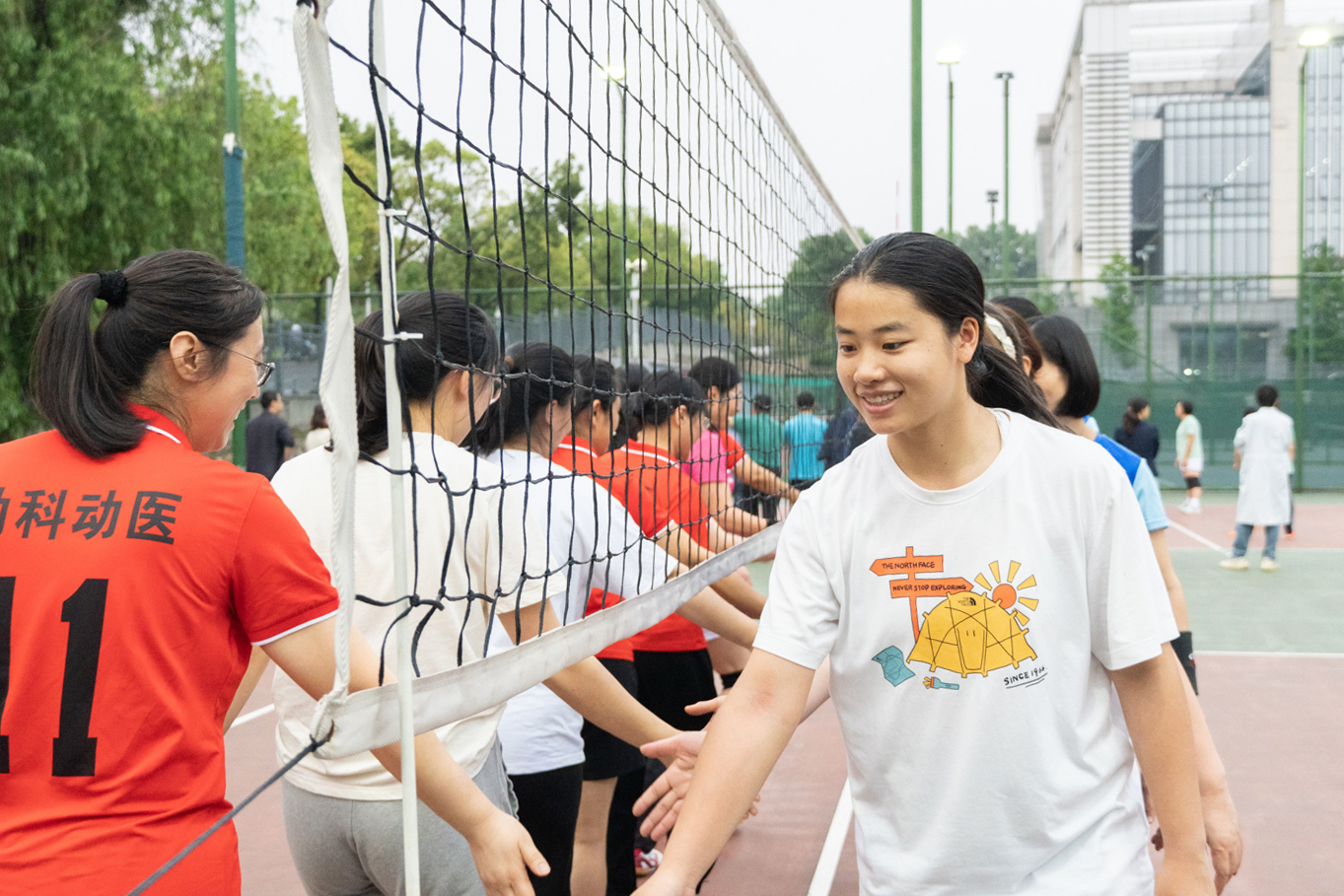 动医动科VS工学 开球前击掌（学通社记者 丁沐嵘 摄） 拷贝