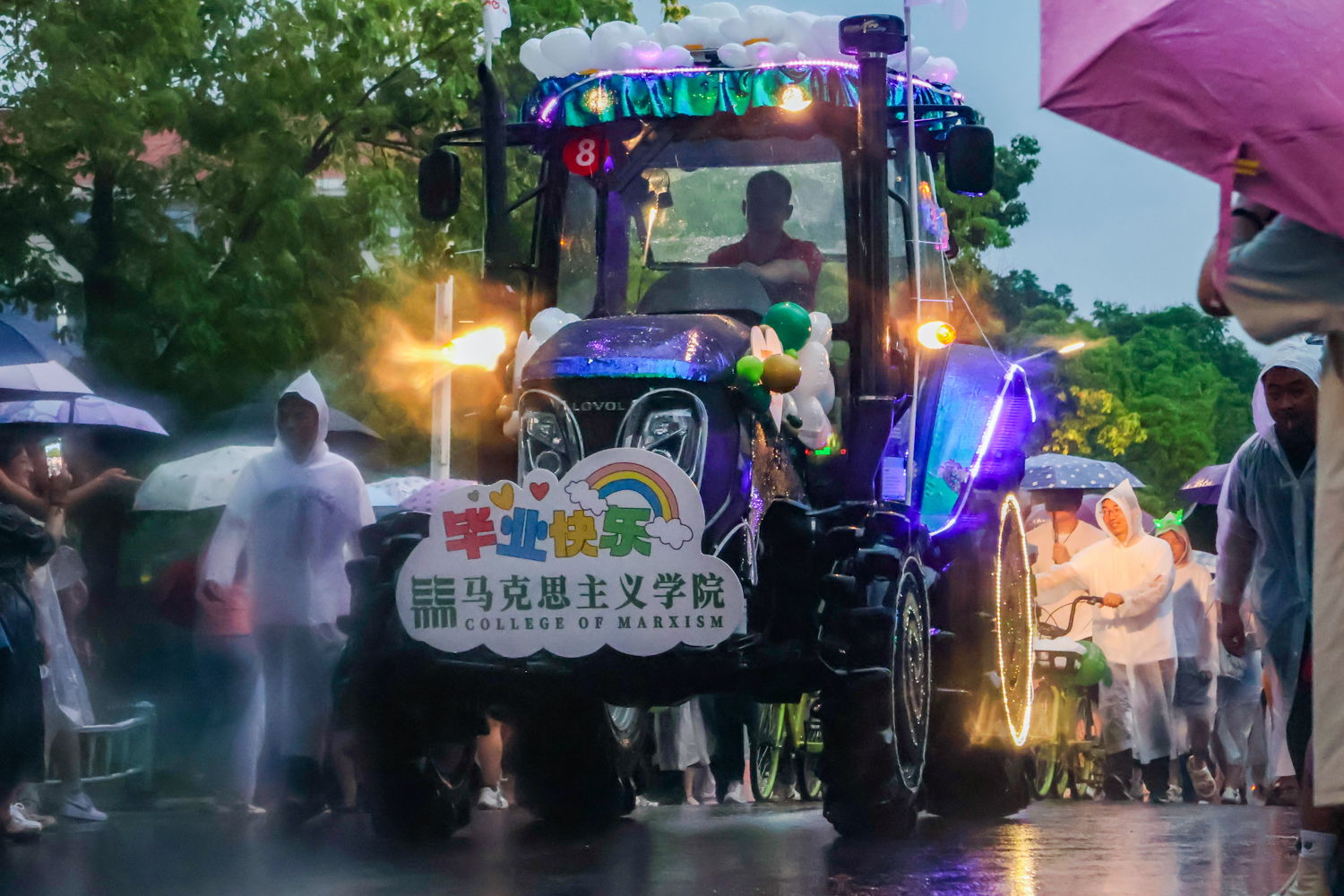 马克思主义学院：雷沃100拖拉机 巡游（学通社记者 刘雯倩 摄）