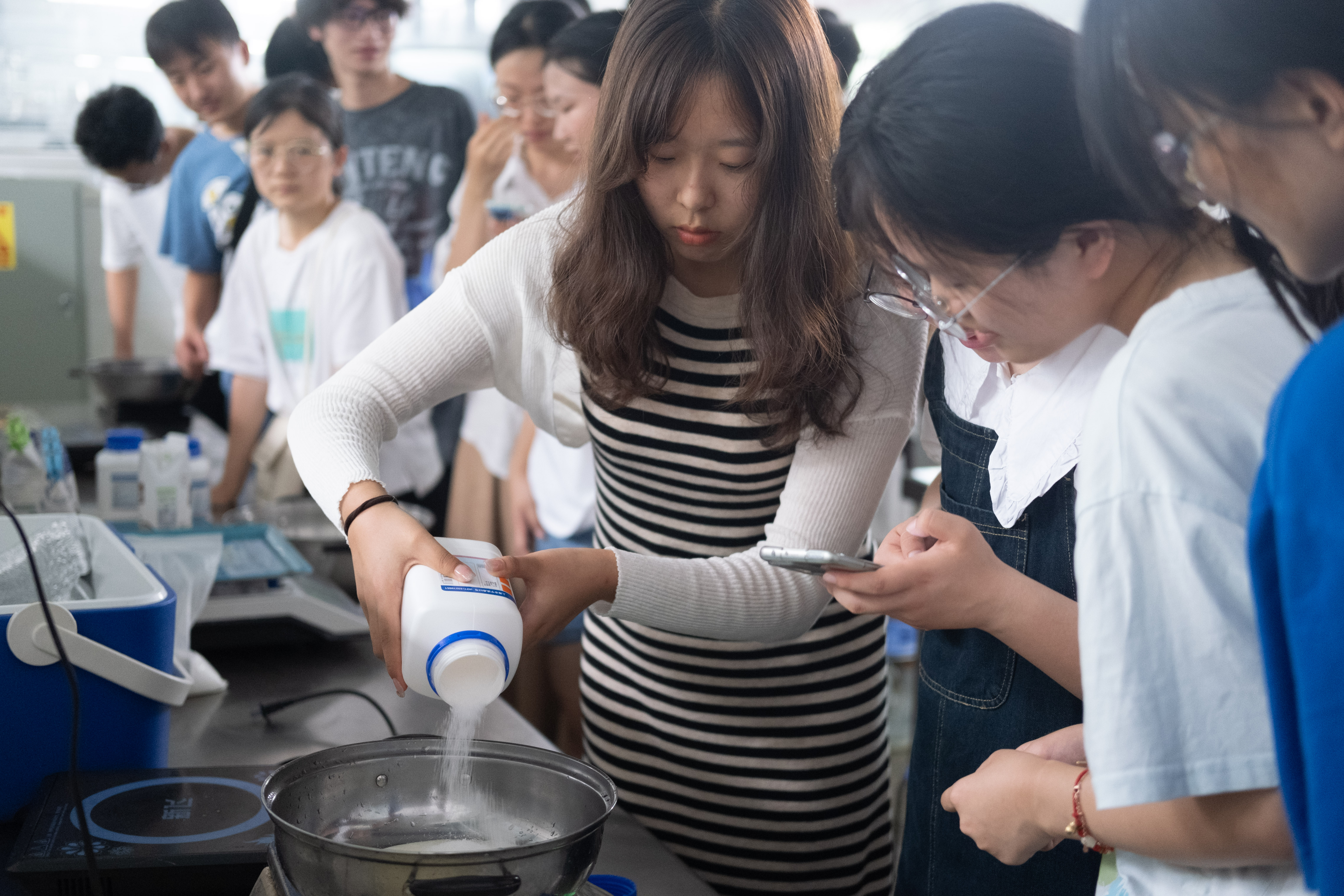 同学们尝试亲手配置原料（学通社记者 吴渺 摄）