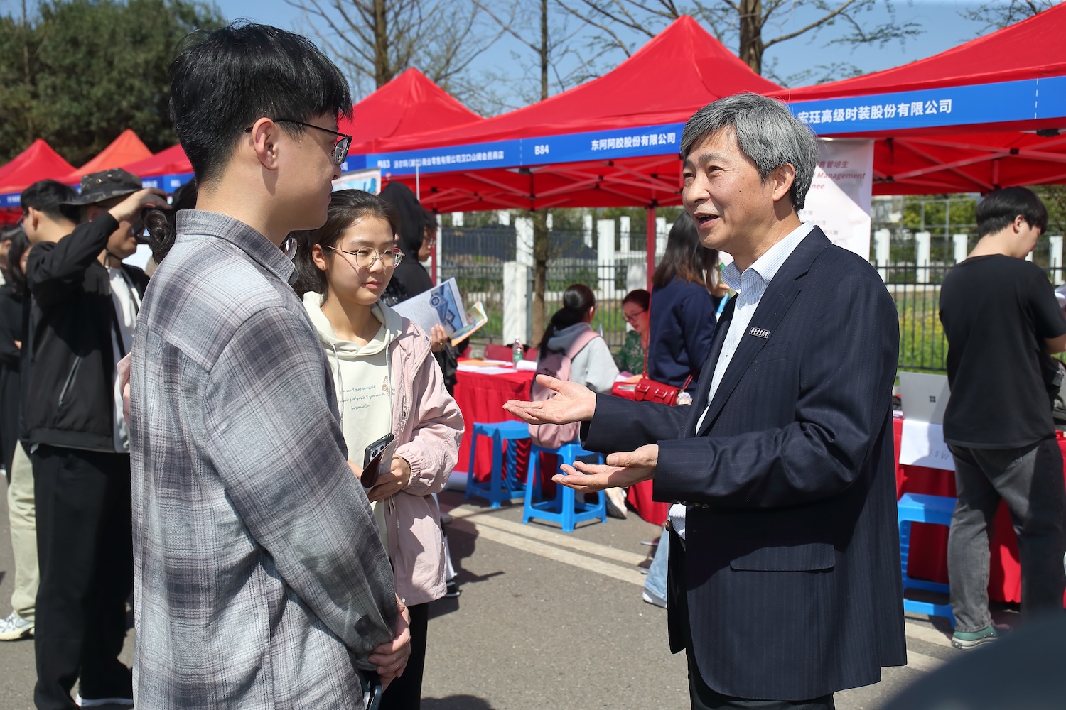 招聘会现场，高翅与学生交流（侯国涛 摄）