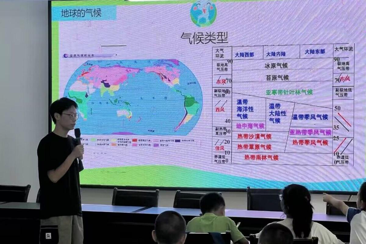 实践队员陈加亮地理课教授孩子们地理相关知识知识（宋嘉宁 摄）