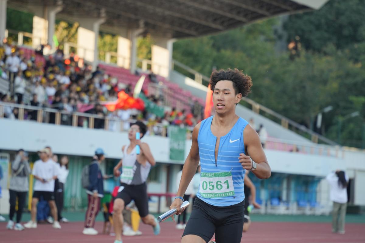 男子4x100m第一组第一名经管学生周听然冲线（丁沐嵘 摄）