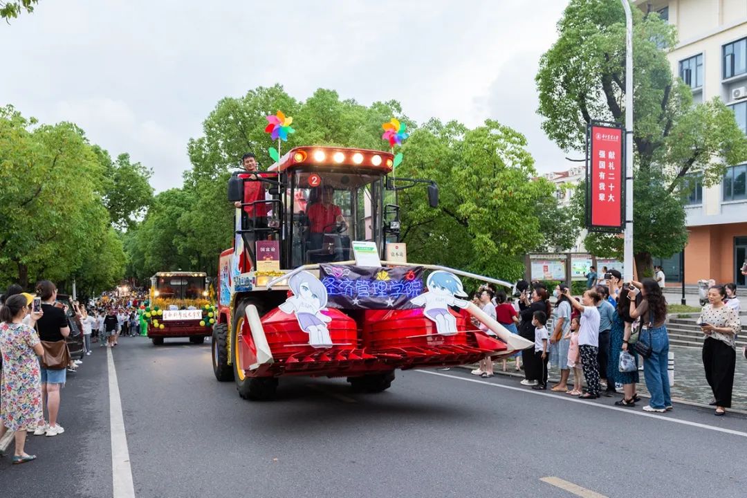 经济管理学院装扮的机车（彭雨格 摄）