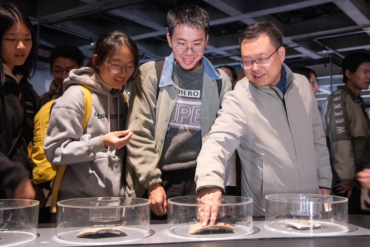 老师带领同学们体验触摸瓷片（学通社记者 魏雨城 摄）