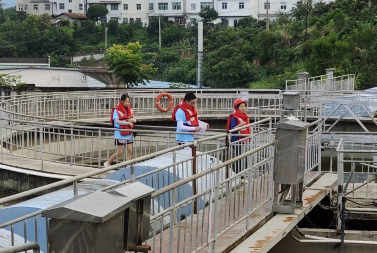 实践团近距离参观污水处理厂