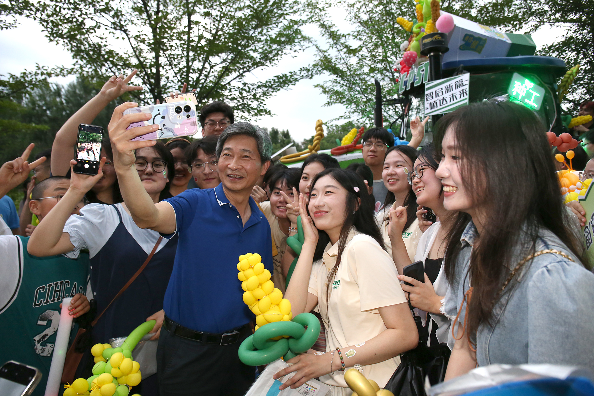 校党委书记高翅和同学们合影（通讯员 侯国涛 摄）