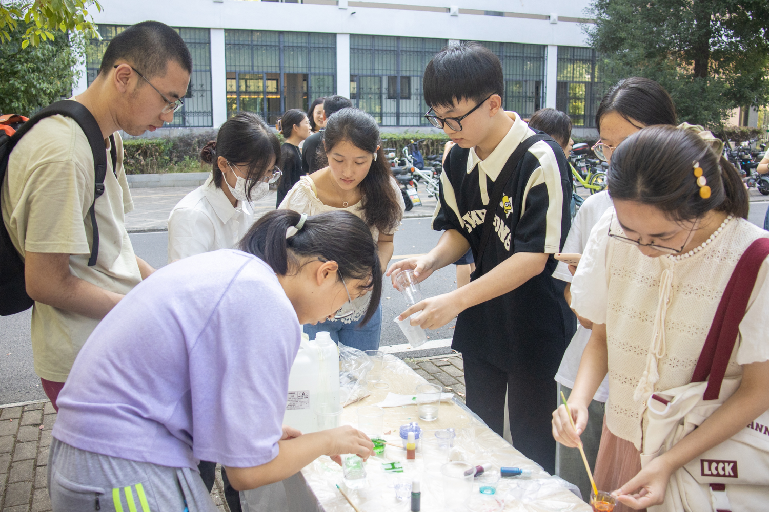 同学们调配胶水(学通社记者 冯松韵 摄)