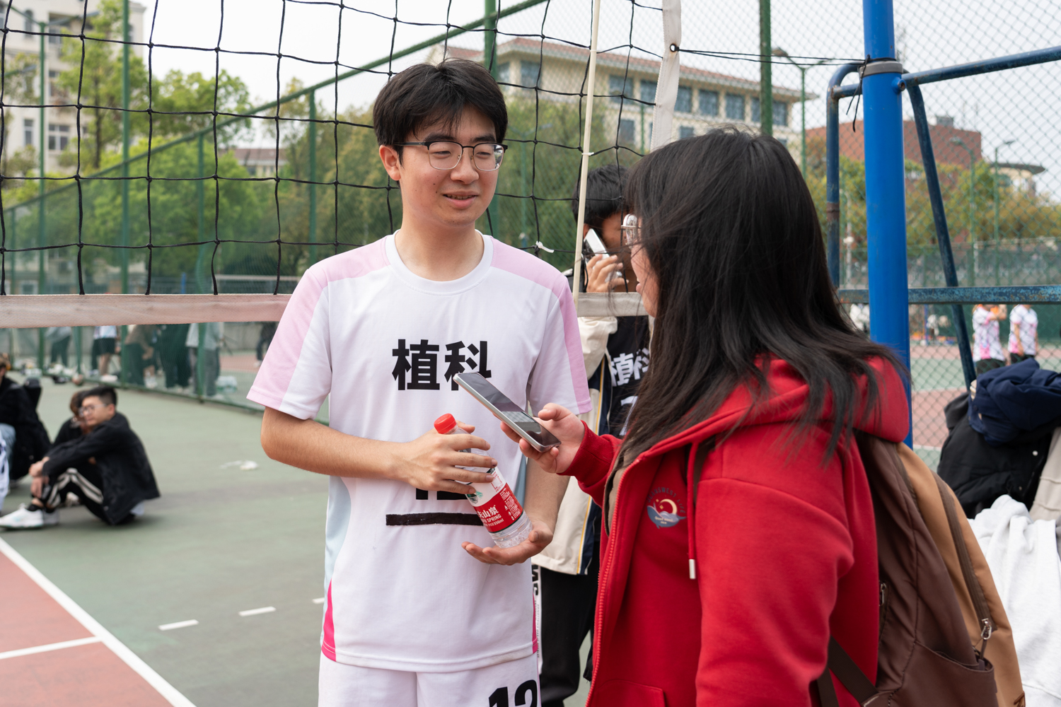 植科队长许可接受采访（学通社记者 韩鑫垚 摄）