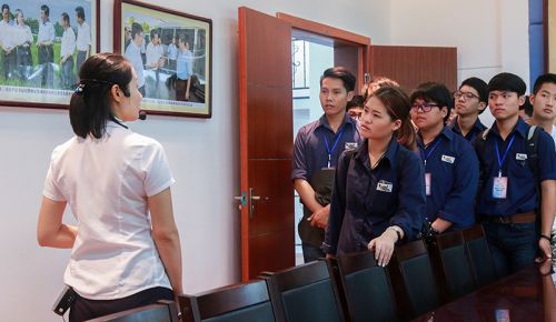 泰国同学在峒山社区学习调研我国现代农业和基本国策