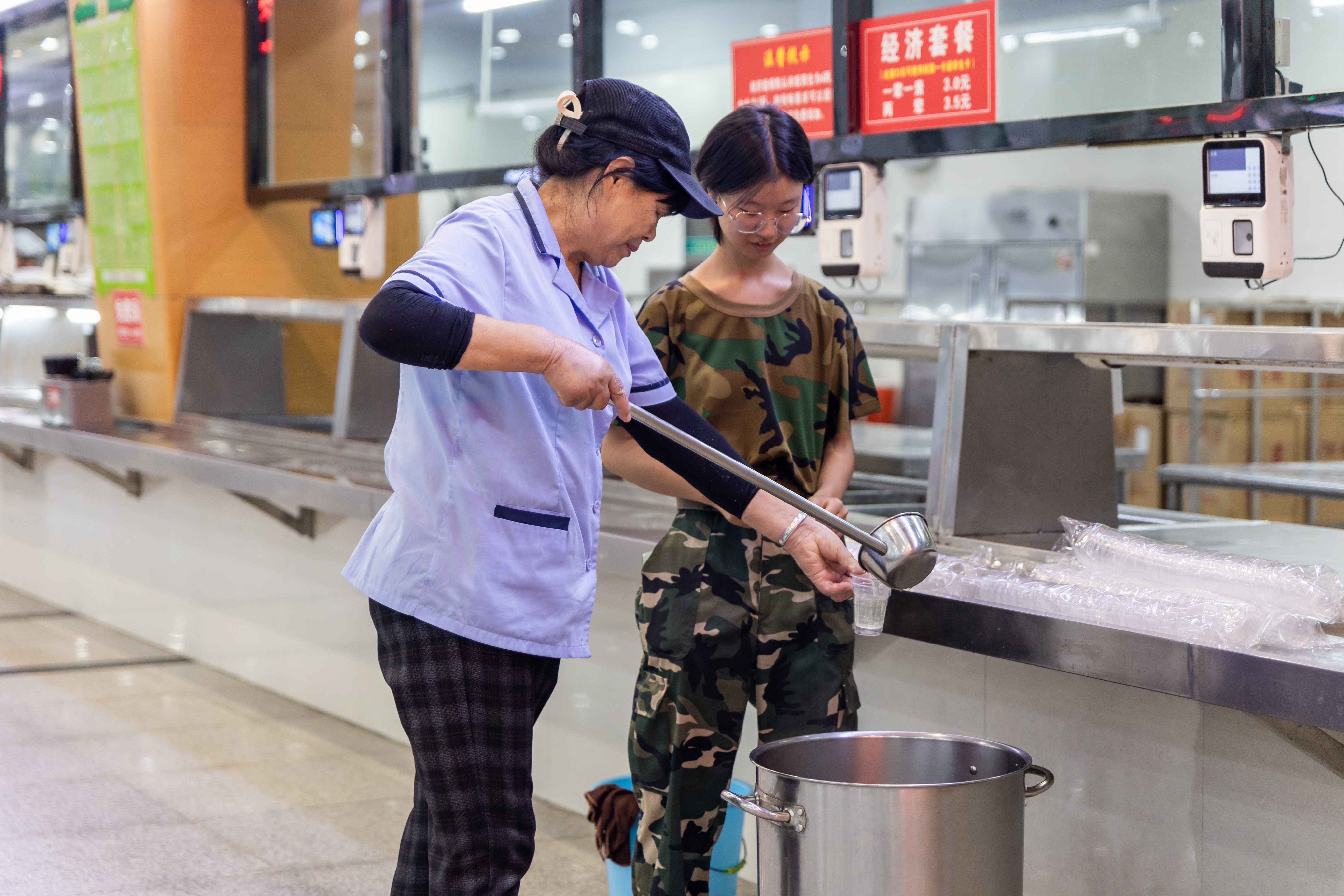 食堂阿姨帮军训学生盛姜汤（学通社记者 周全 摄）